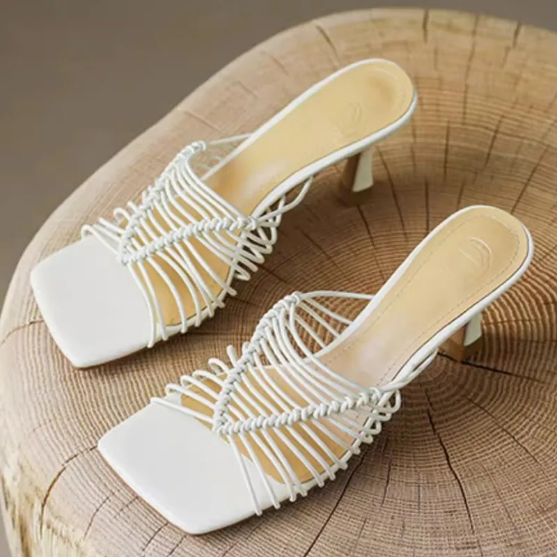 

Женские шлепанцы с открытым носком, на высоком каблуке