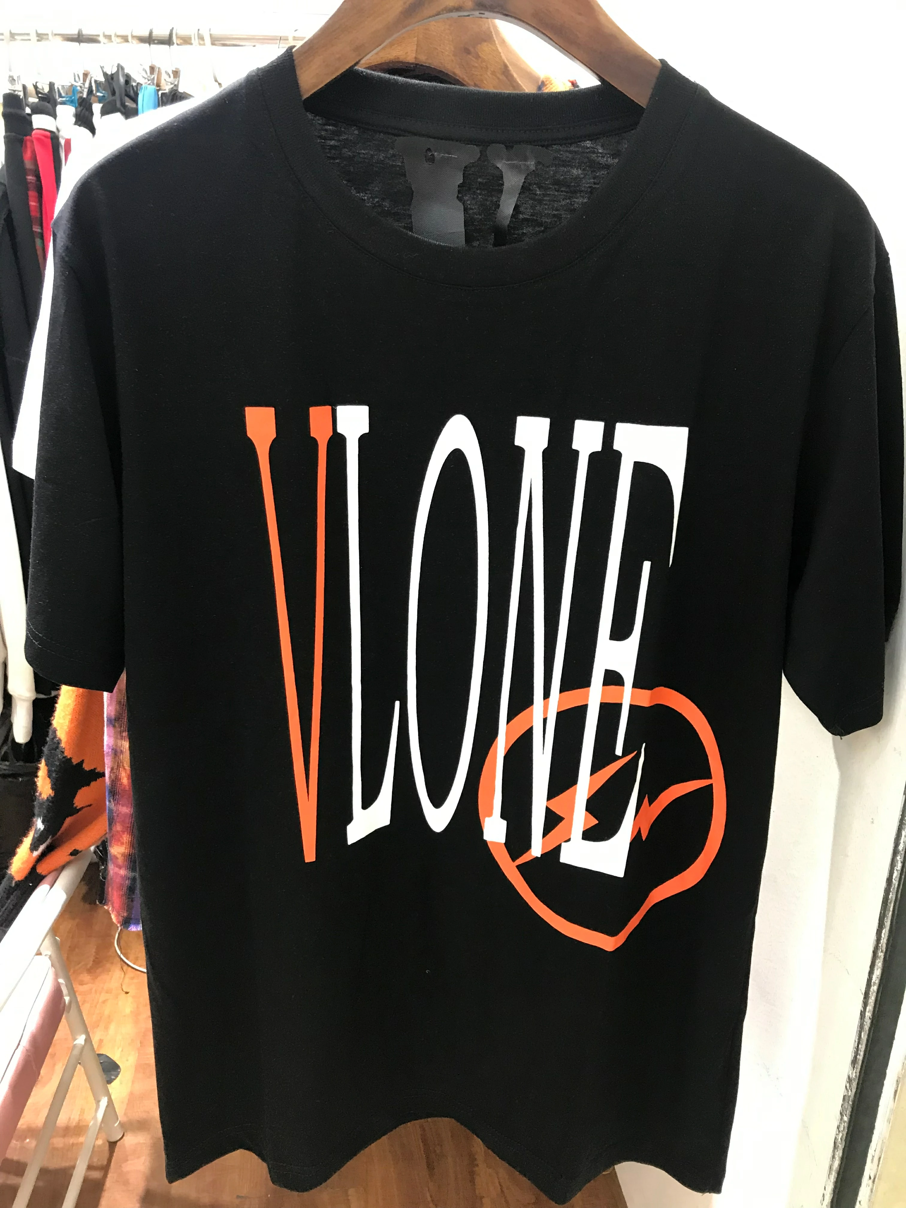 

VLONE Men / Women Couples Fashion Casual Trend High Street Loose HIP-HOP100% Cotton V Letter Printed Round Neck T-Shirt 1220