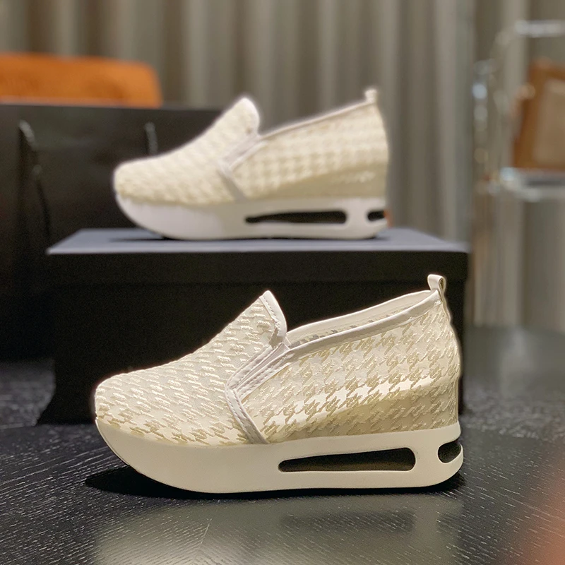 

Женские кроссовки на танкетке, черные кроссовки на вулканизированной подошве, Спортивная Удобная дышащая сетчатая легкая обувь с вышивкой,...