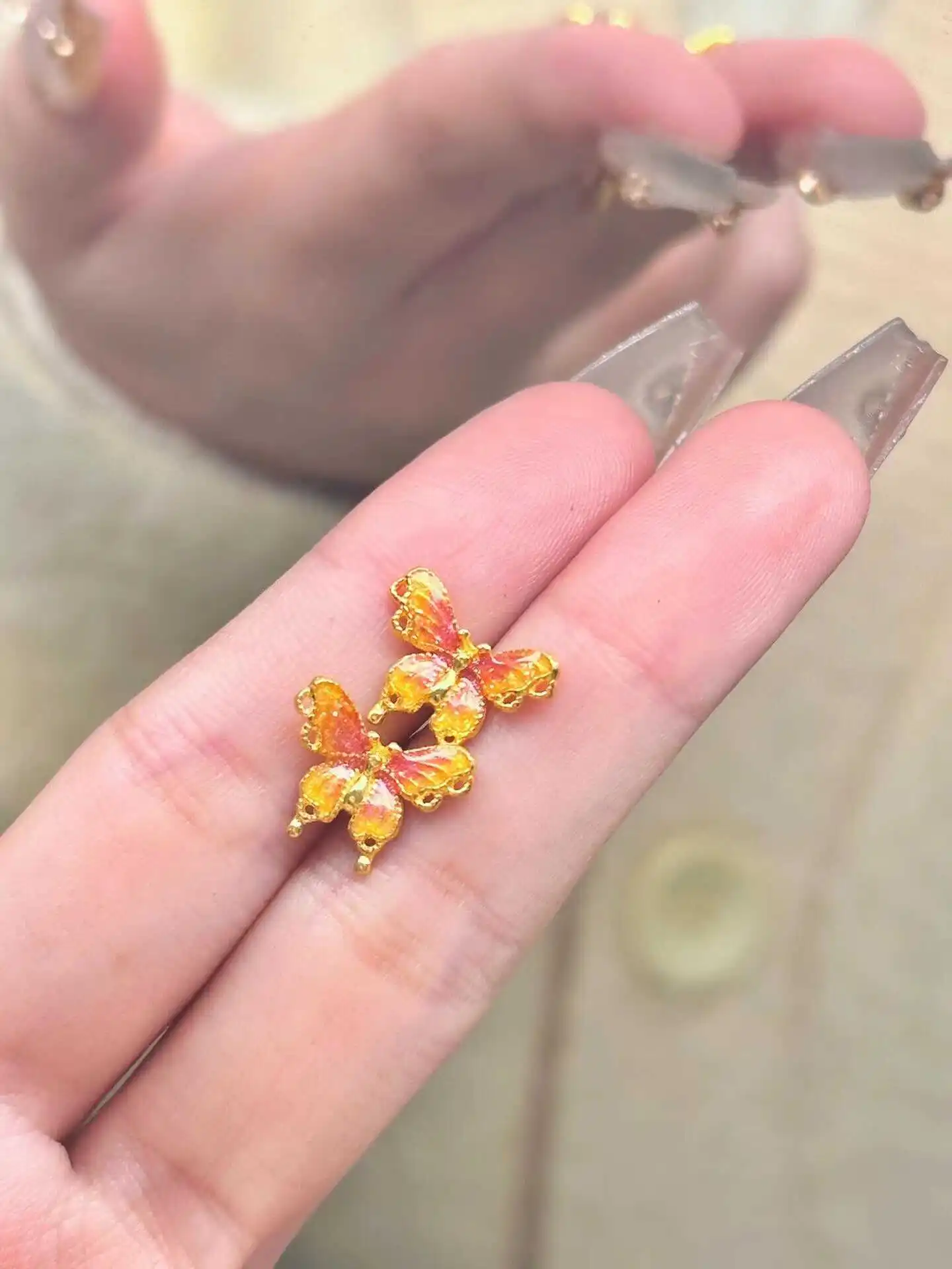 Золотые серьги-гвоздики из 24-каратного золота с дымчатым дождем женские эмалью