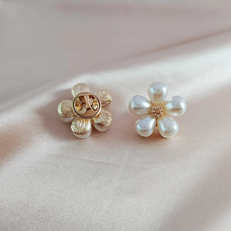 

Elegant Pearl Rhinestone Daisy Brooches For Women Clothes Button Shirt Collar Pin Pearl Flower Brooch Wedding Party Jewelry Gift
