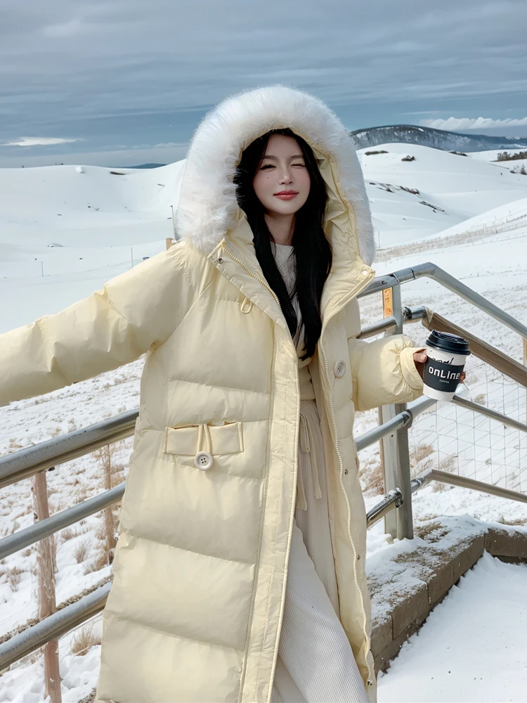 Теплое утягивающее пальто с хлопковой подкладкой и большим меховым воротником