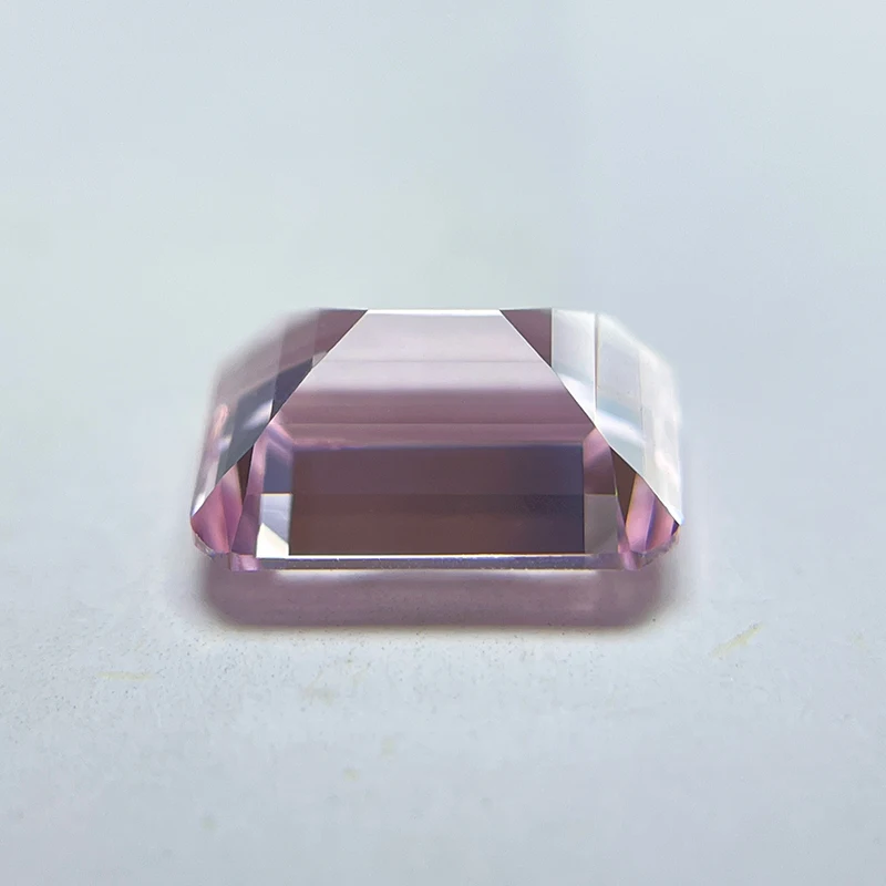 Выращен в лаборатории сапфир изумрудной огранки восход солнца розовый цвет