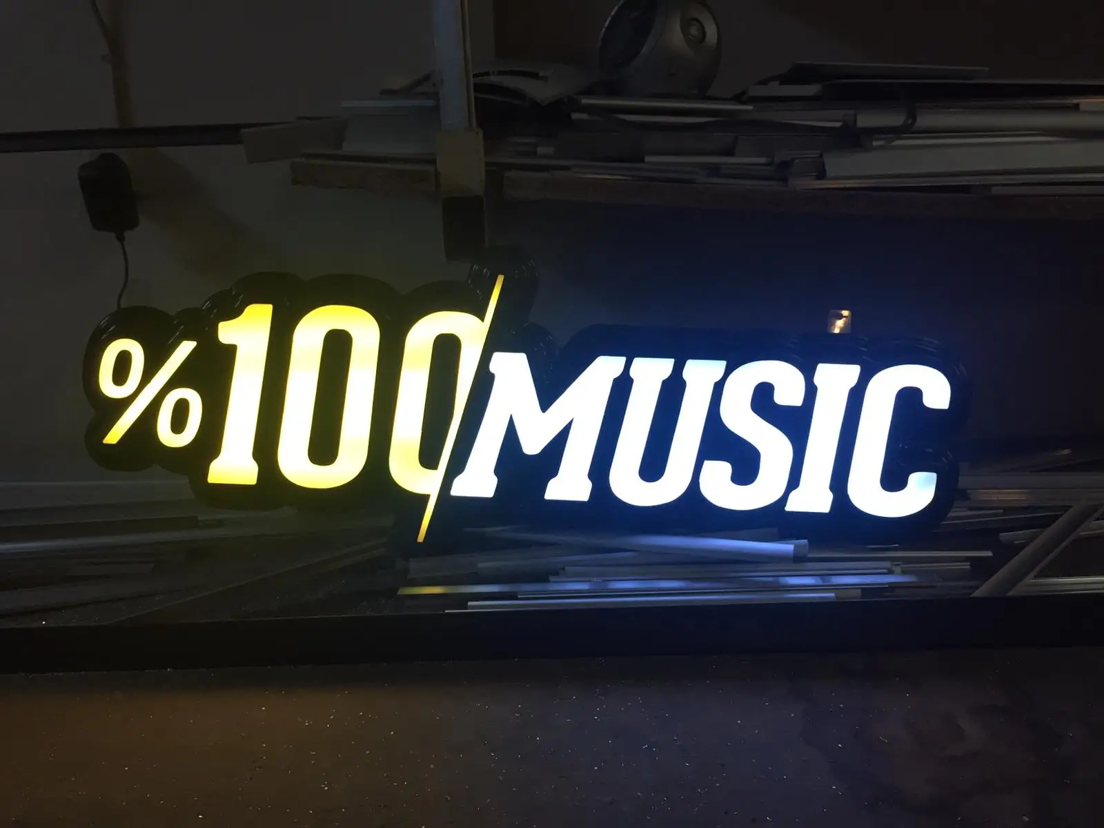

Светодиодная вывеска 100 Music kuмандала 72x35 см