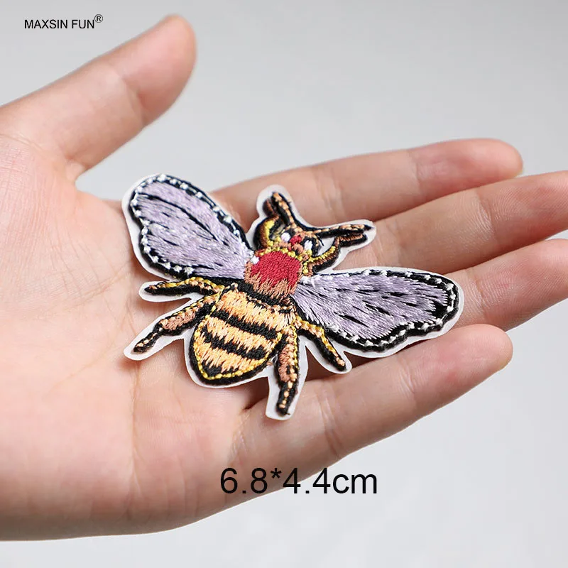 Изысканная вышивка маленькой пчелы на нашивке для ремонта одежды модное