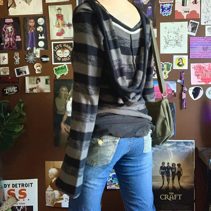 Свободный свитер в полоску с капюшоном американском стиле ретро и глубоким