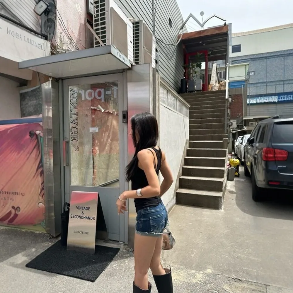 Женская асимметричная майка без рукавов с квадратным вырезом