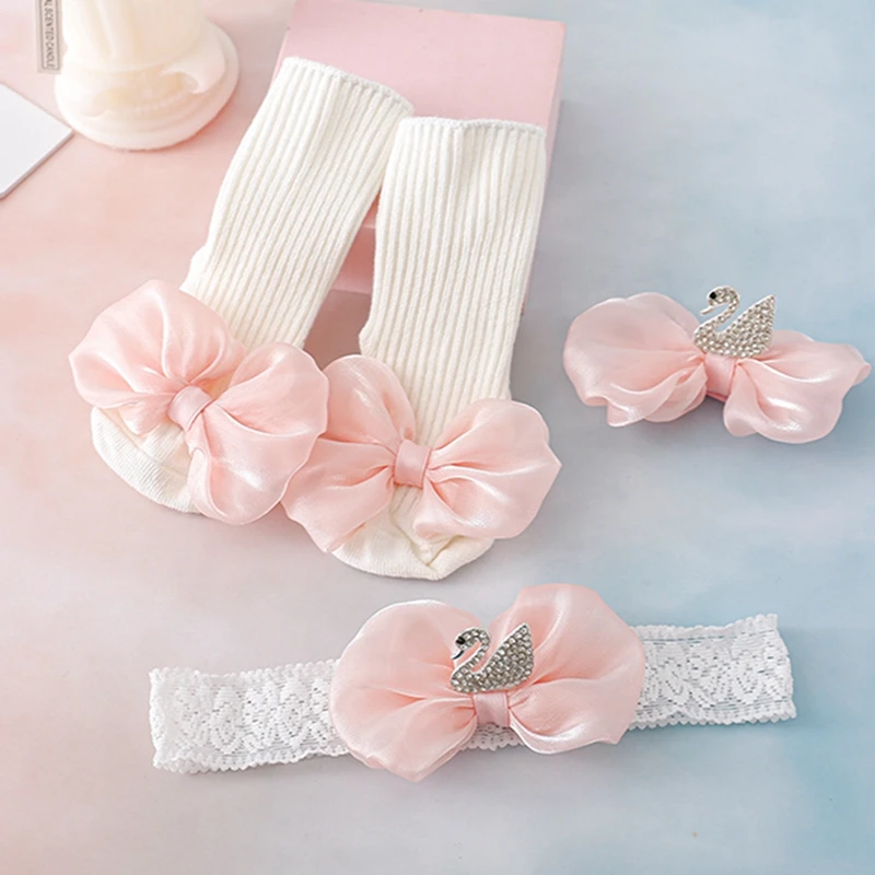 

Baby Gift Set, Soft Elastic Princess Crown/Swan Bow Headband with Socks for Birthday Party