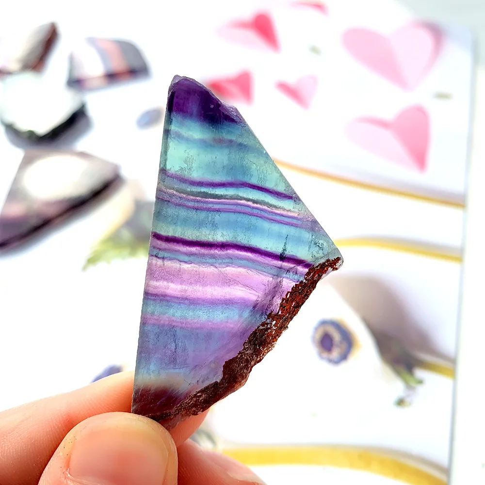 1 шт. натуральный хрустальный красочный флюорит минеральный полосатый кусочек