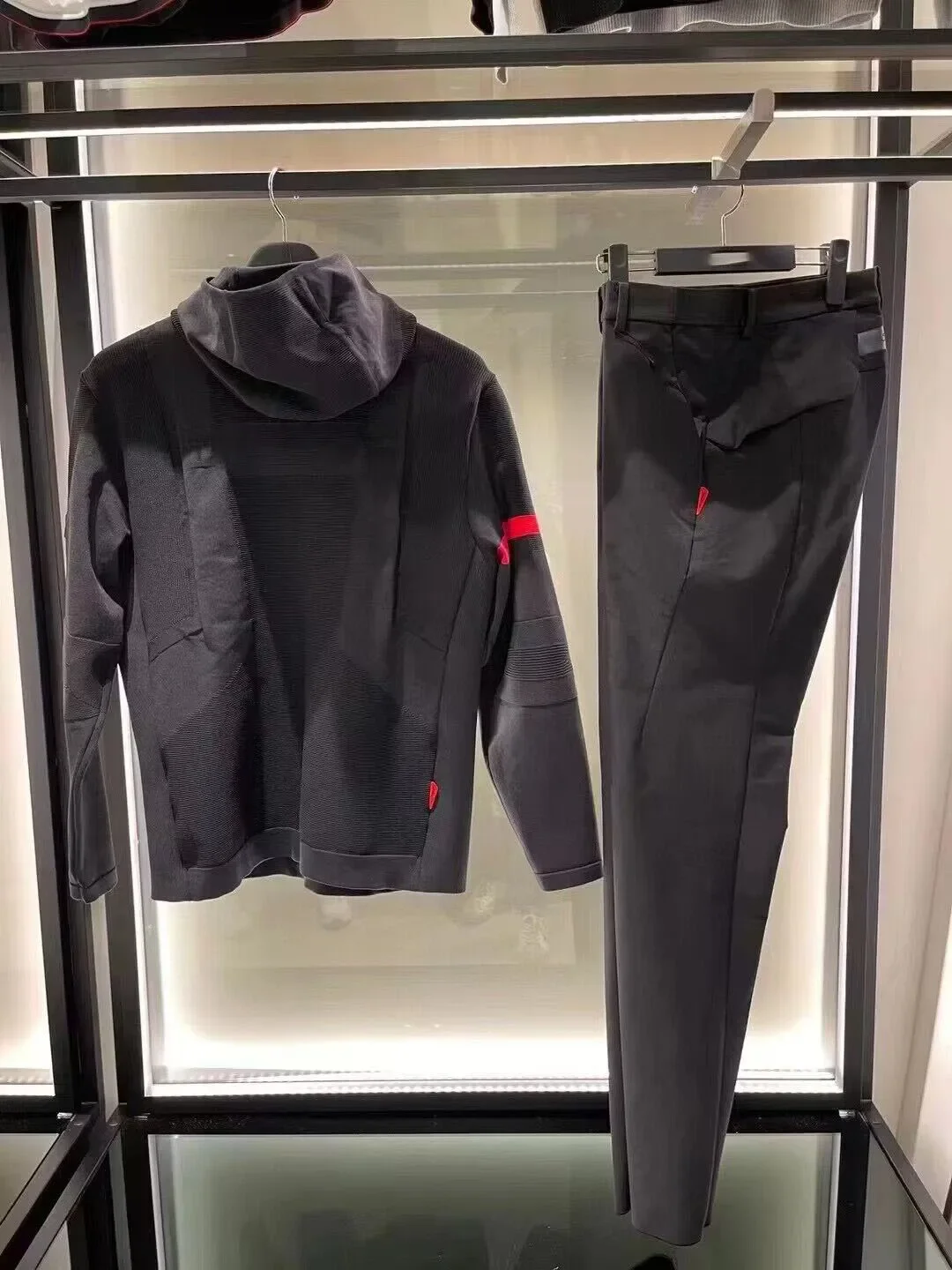 

Мужская футболка с капюшоном и длинным рукавом