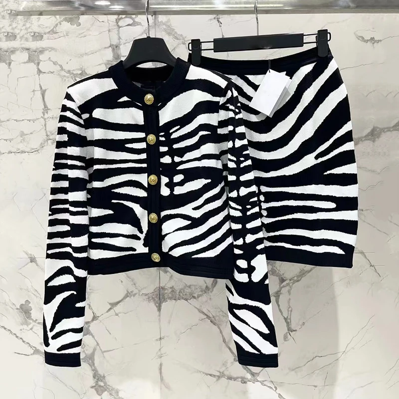 Женский трикотажный кардиган в черно-белую полоску с подкладкой на плечах