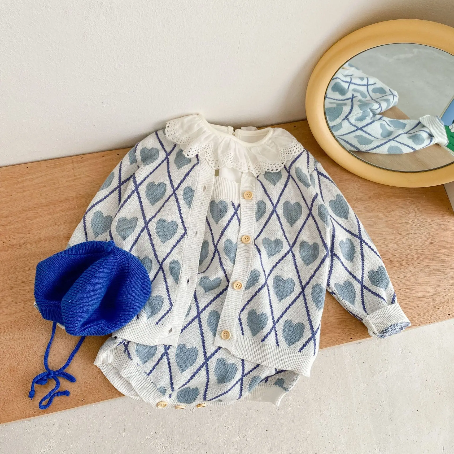 

Осенний кардиган с длинным рукавом и сердечками для младенцев