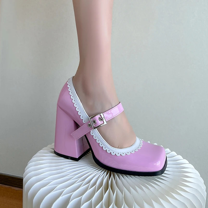 Туфли-лодочки из лакированной кожи с волнистыми краями и металлической пряжкой