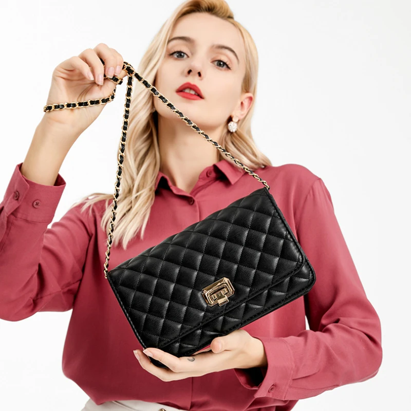 Классическая женская сумка-седло из ПУ кожи с замком и бриллиантами черно-белая