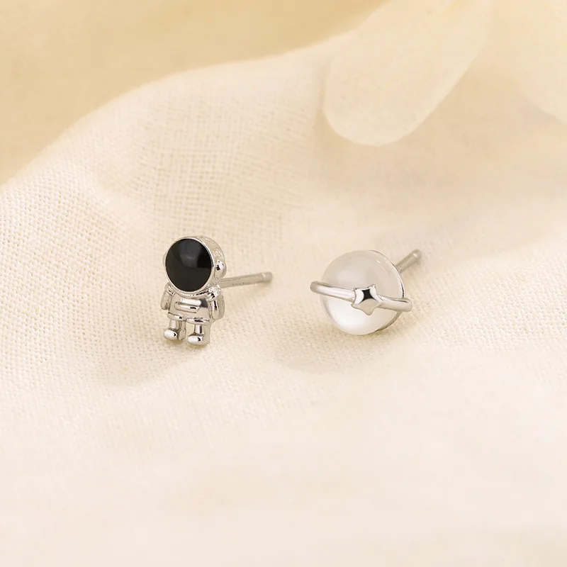 Серьги-гвоздики женские Асимметричные с лунным камнем