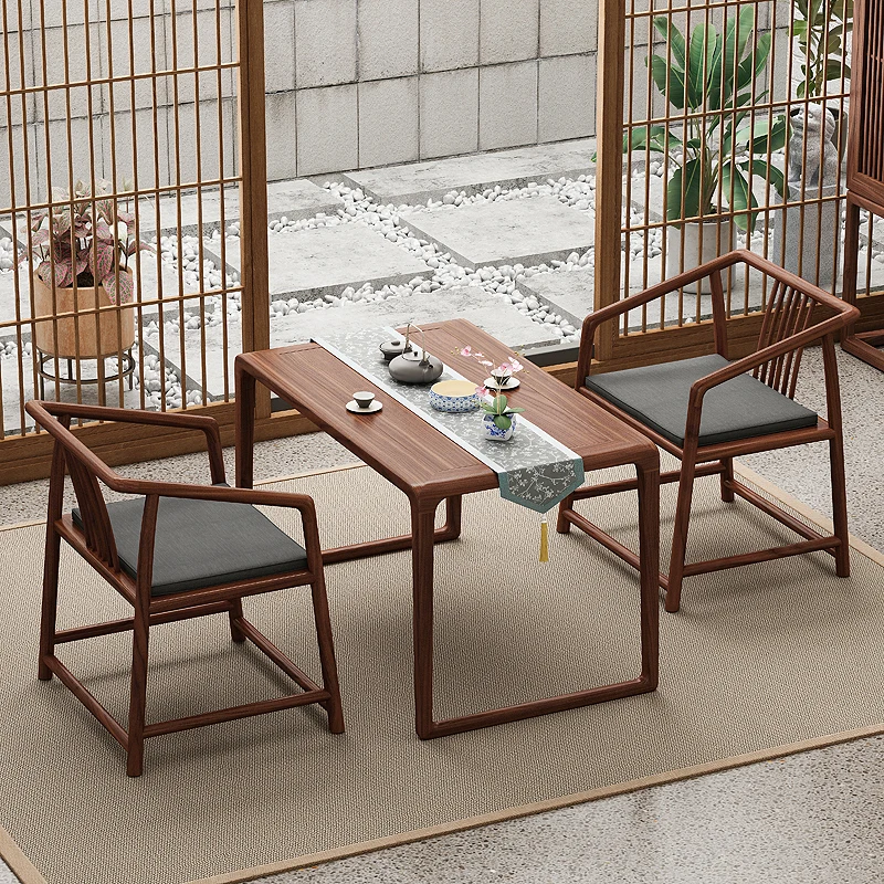 Старый стол Yumu и небольшой стул