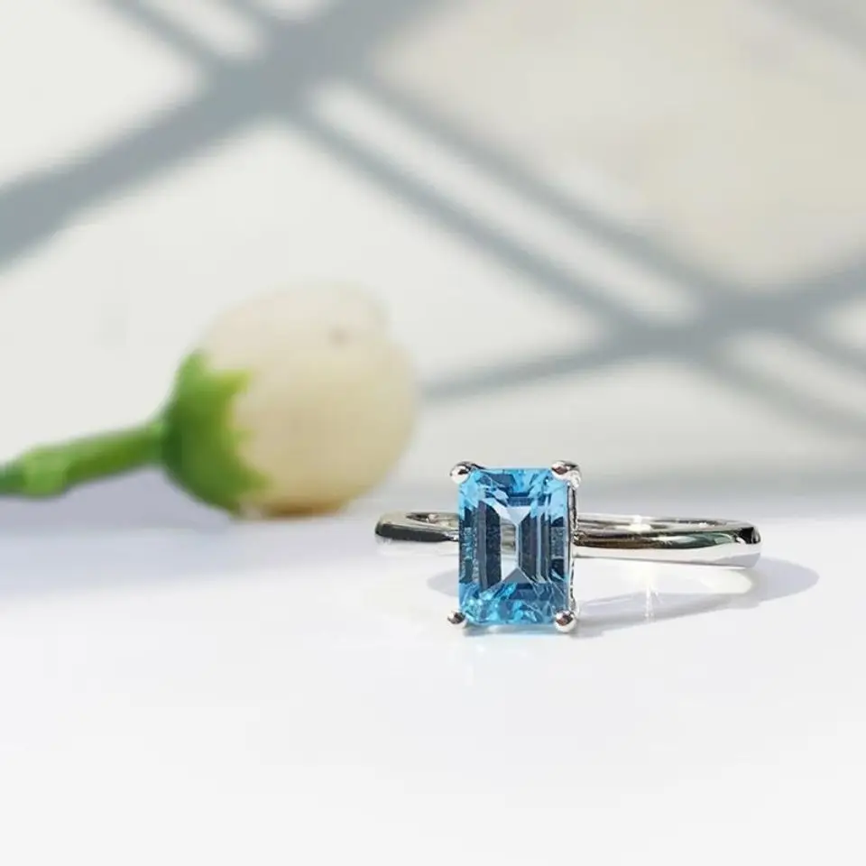 

Простое натуральное кольцо с четырьмя крапанами, изумрудная обрезка, швейцарский синий фотографический драгоценный камень