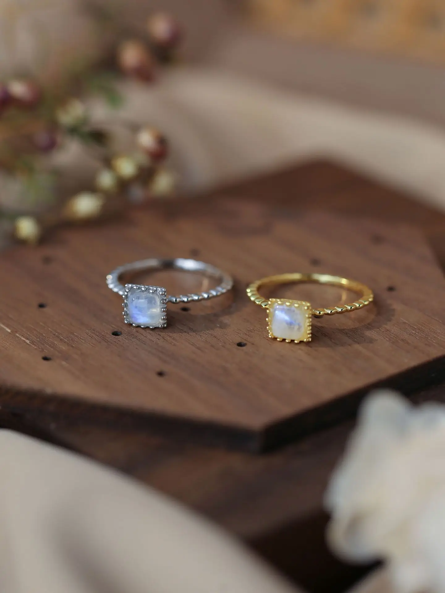 

Женское кольцо из серебра 2023 пробы с натуральным лунным камнем