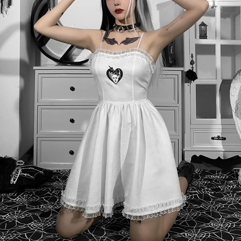Женское платье с открытыми плечами белое в готическом стиле принтом сердца и