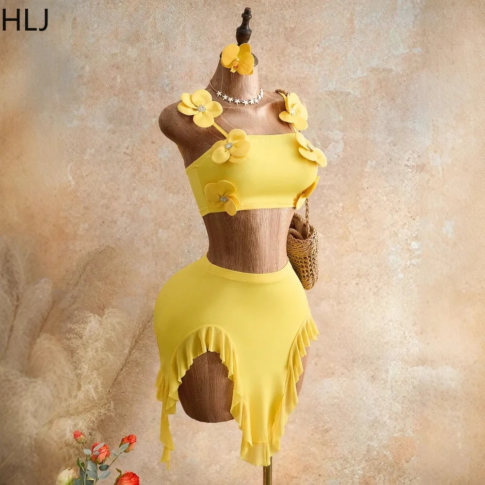 Фото Женский комплект бикини HLJ Solid Yellow с 3D цветочными аппликациями, состоящий из топа на тонких бретелях и облегающей юбки с высокой талией. №2
