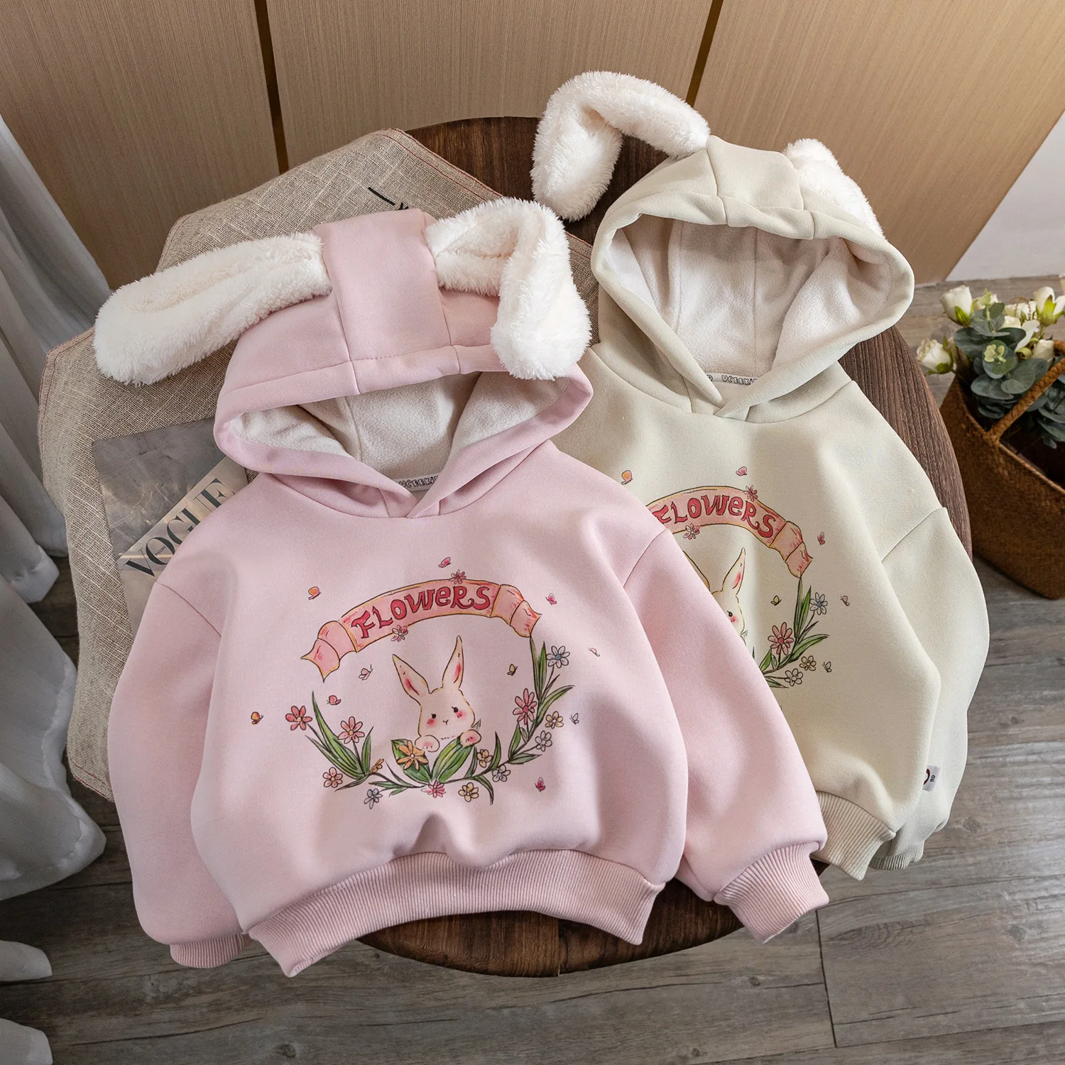 

Плюшевый свитер с капюшоном для девочек от 1 до 7 лет, детская одежда, зима 2023, теплый топ с мультяшными кроличьими ушками, одежда для молодых девушек за рубежом