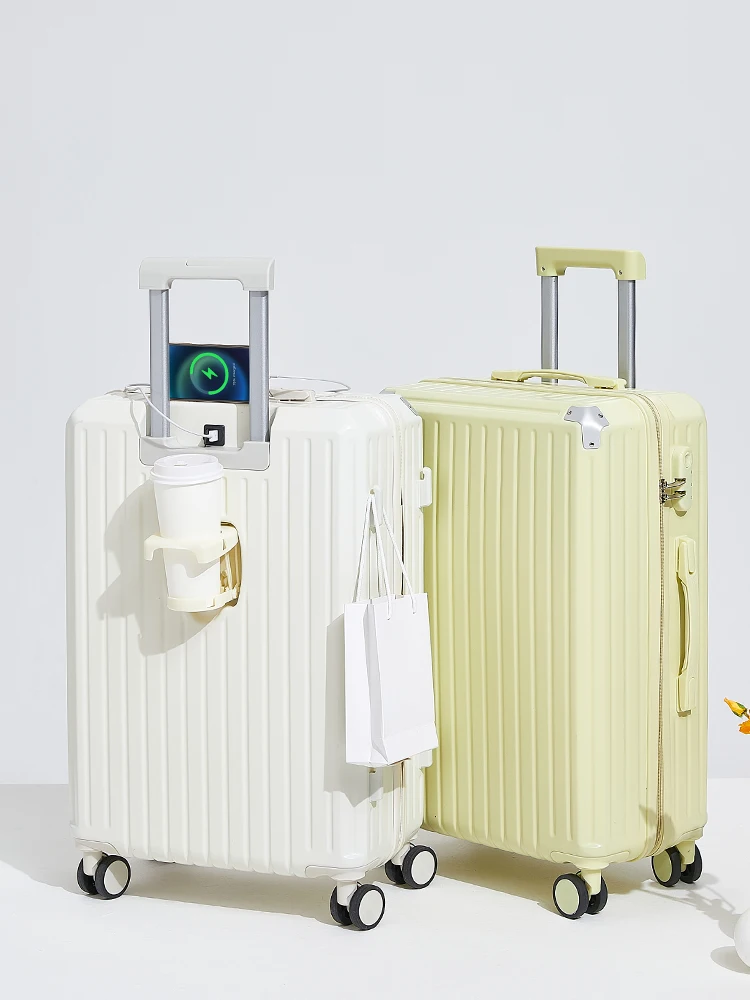Женский дорожный чемодан на колесиках с USB-портом
