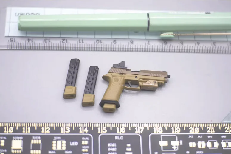 

EASY&SIMPLE ES26044s 1:6th sodier p320 Pistol for 12"