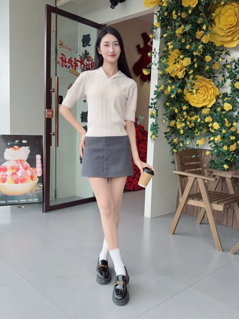 Фото XIMIAN APPAREL 2026 YAZHIMEI: Новая весенняя коллекция женских повседневных свитеров из рубчатой ткани цвета слоновой кости с круглым вырезом и коротким рукавом №2