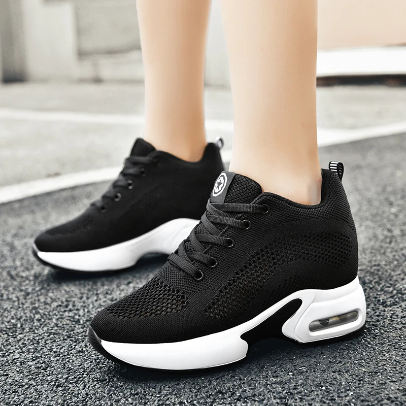 Женские туфли на толстой подошве черные сетчатые с прорезями внутри