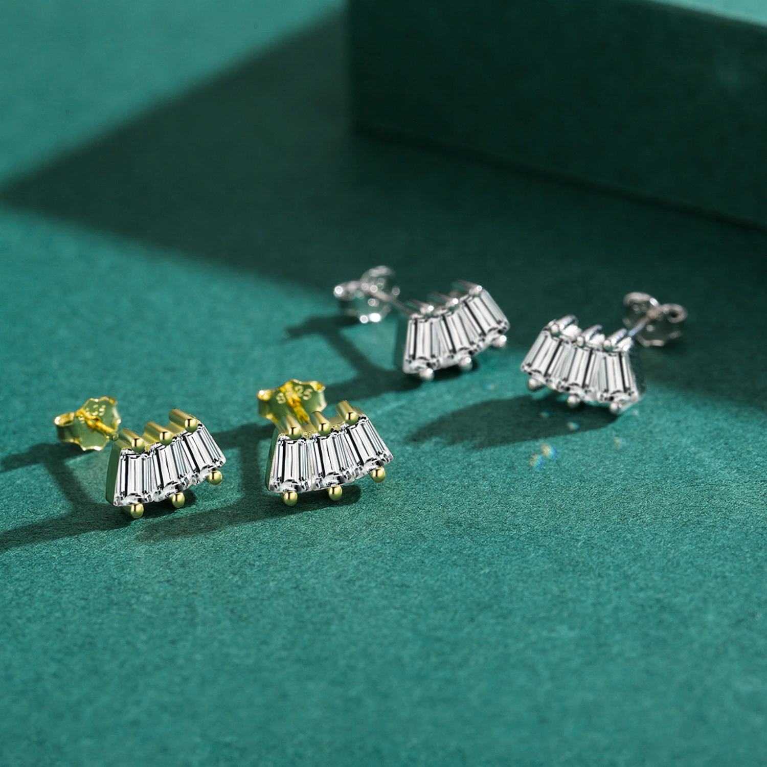 Серьги-гвоздики женские из серебра 100% пробы с фианитами