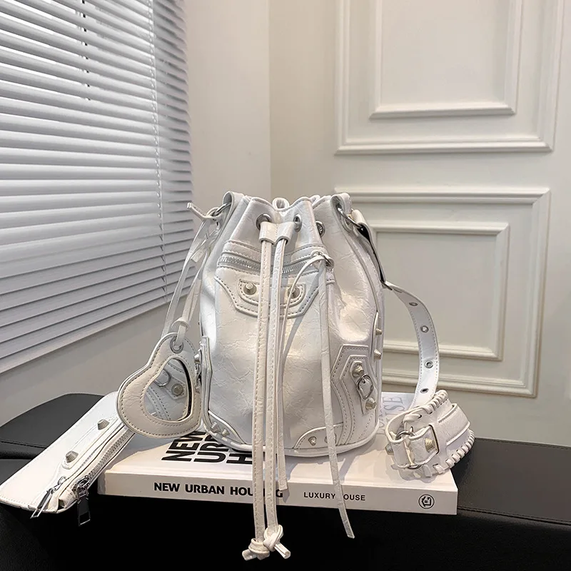 

Luxury Brand Bucket Designer Leather Rivet Crossbody Bags for Women Handbags Fashion Shoulder Messenger Bags Ladies Totes