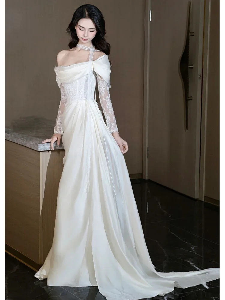 Легкое свадебное платье с открытыми плечами во французском стиле атласные