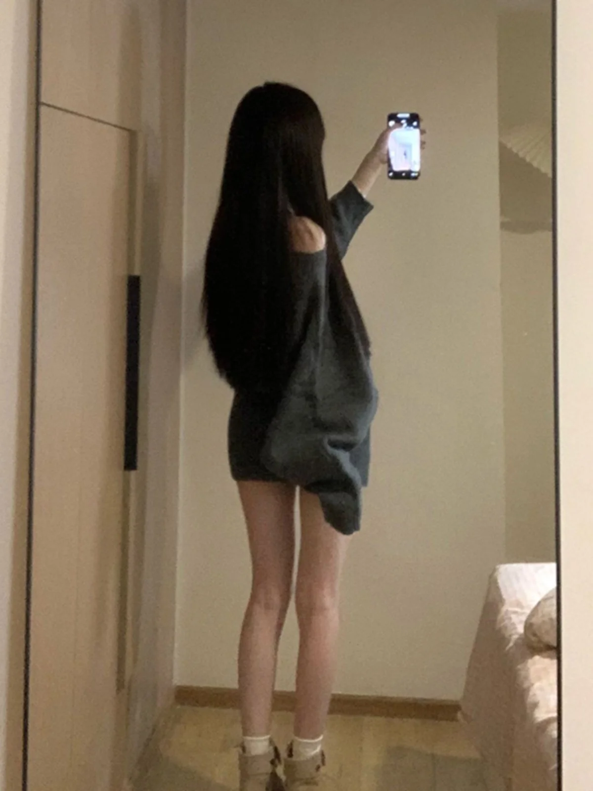 Серое трикотажное платье с открытыми плечами женское осеннее 2024 новая корейская