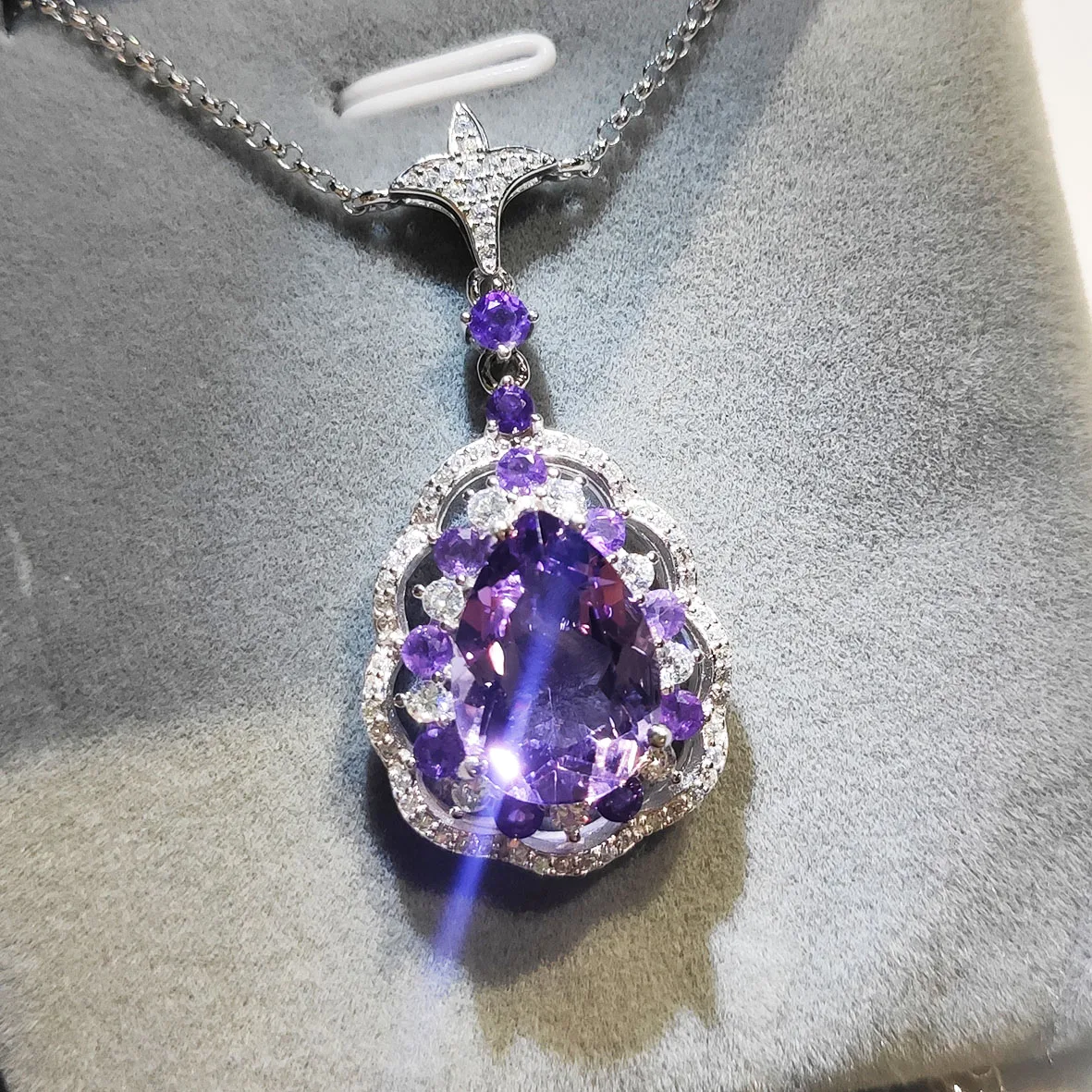 

Женское серебряное ожерелье с цветочным рисунком