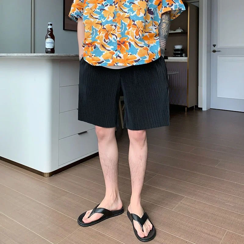 

Korean Version Casual Pleated Shorts for Men with Summer Temperament, Commuting Fashion Loose Fitting Solid Color Street Shorts