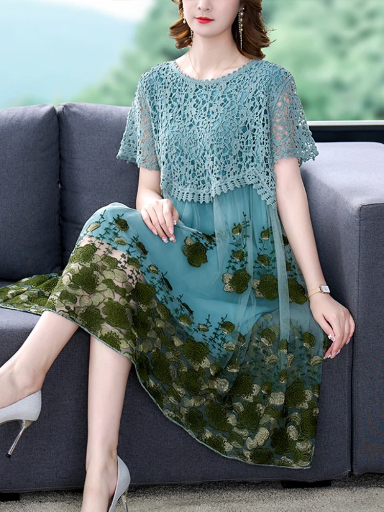 

Женское платье-миди из натурального шелка, с синей вышивкой