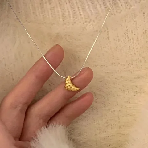 Золотое ожерелье с подвеской в виде круассана TimLee