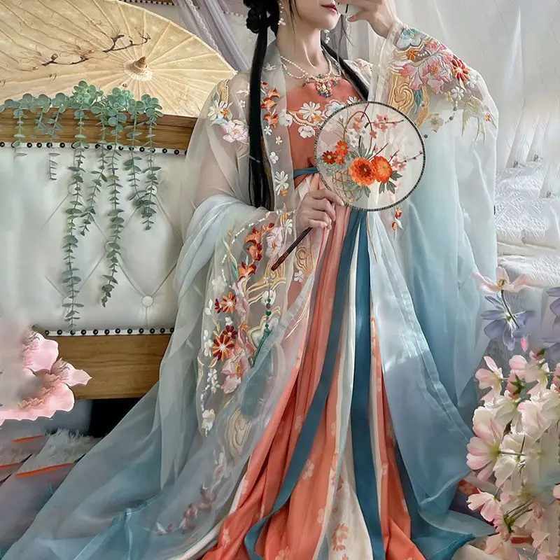 

Женское платье с вышивкой в старинном китайском стиле