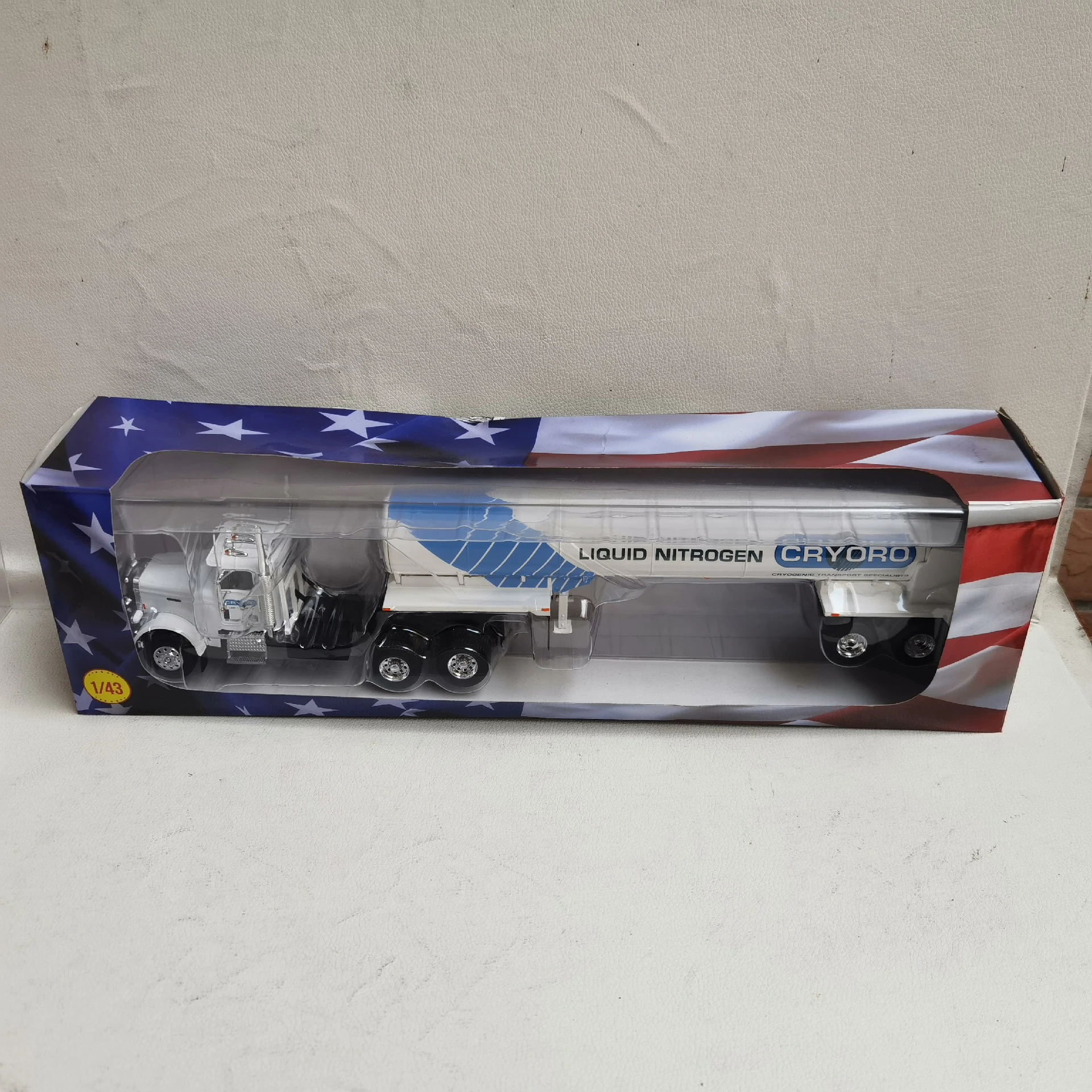 Масляный танкер XO масштаб 1:43 FREIGHTLINER FLC120