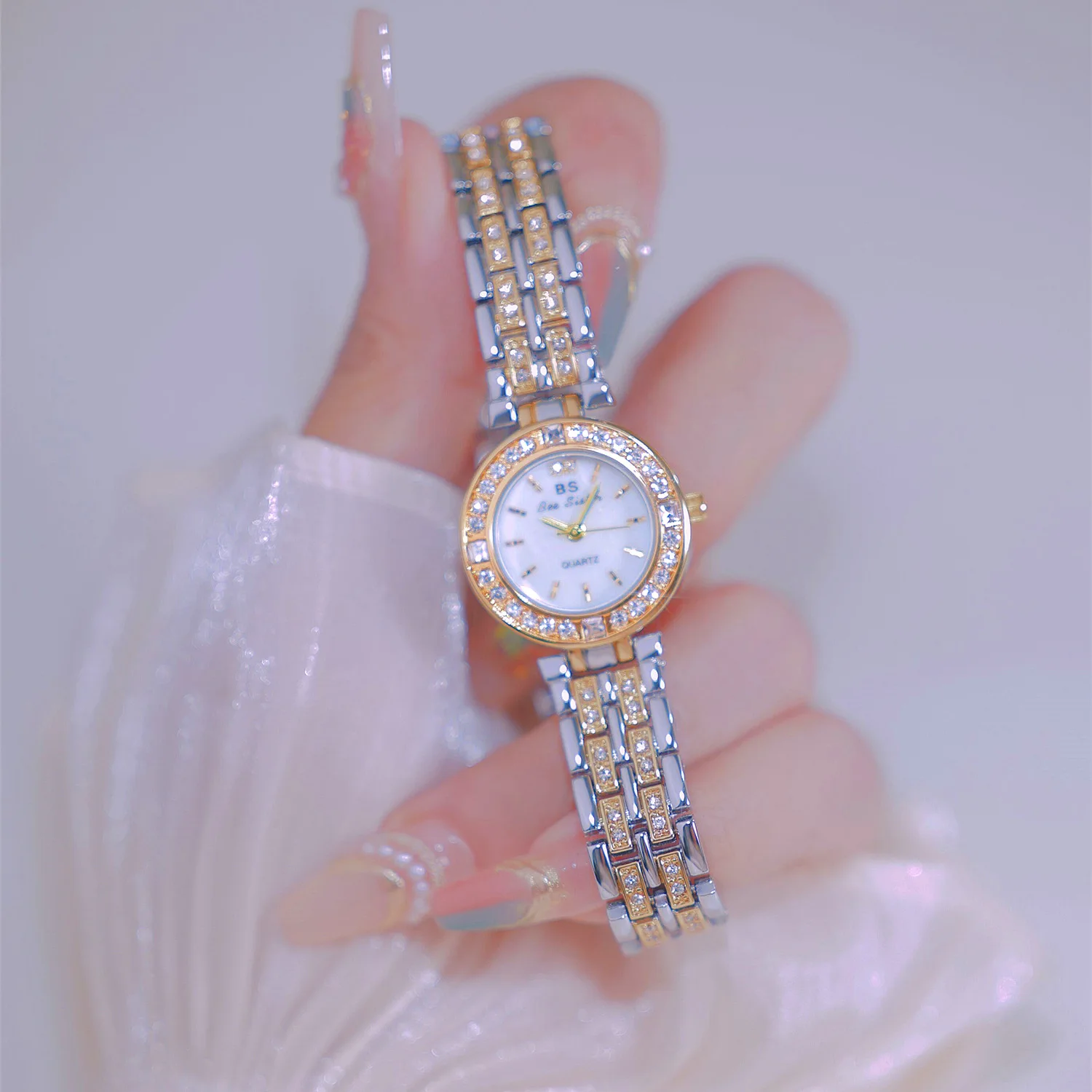 Женские кварцевые часы со стразами и циферблатом в японском стиле