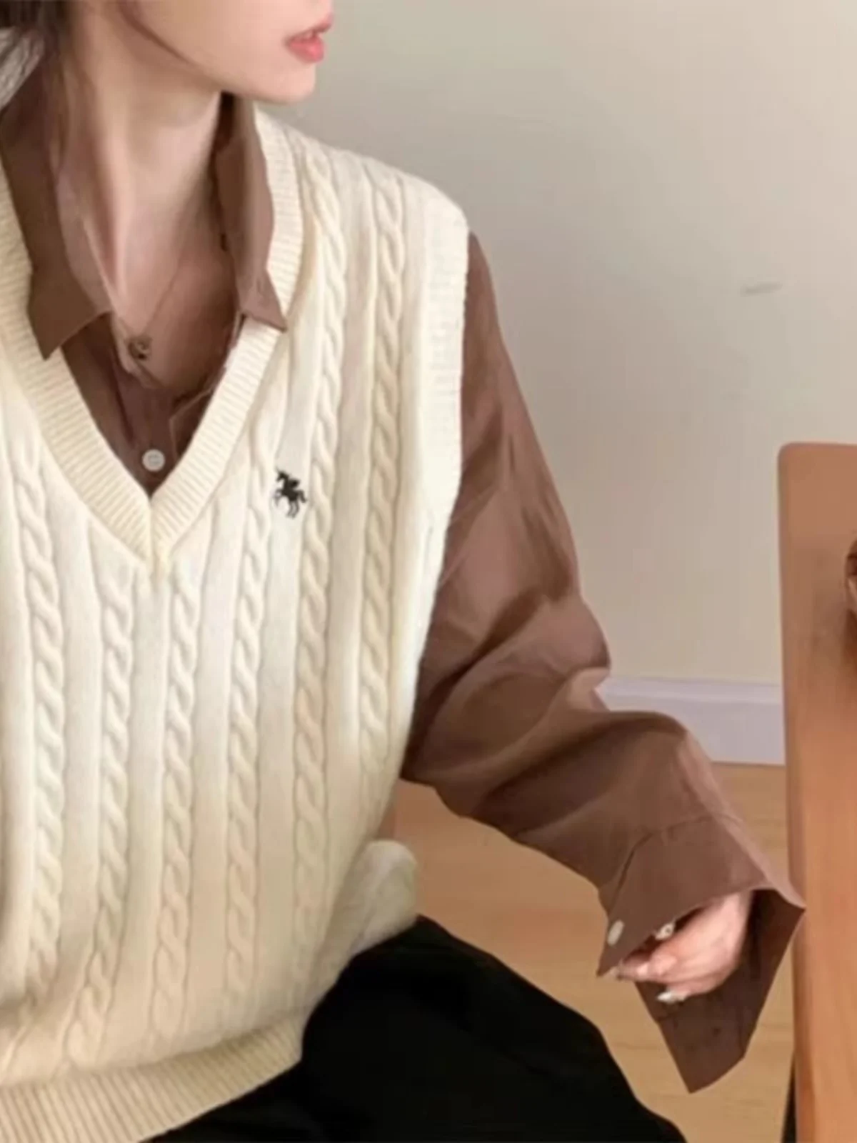 Серый уличный свитер с v-образным вырезом и вышивкой женский осенний маленький