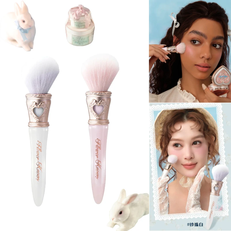 Фото Кисть для румян Flower Knows Bunny Garden Series - косметический инструмент Flower Knows для нанесения рассыпчатой пудры и хайлайтера №1