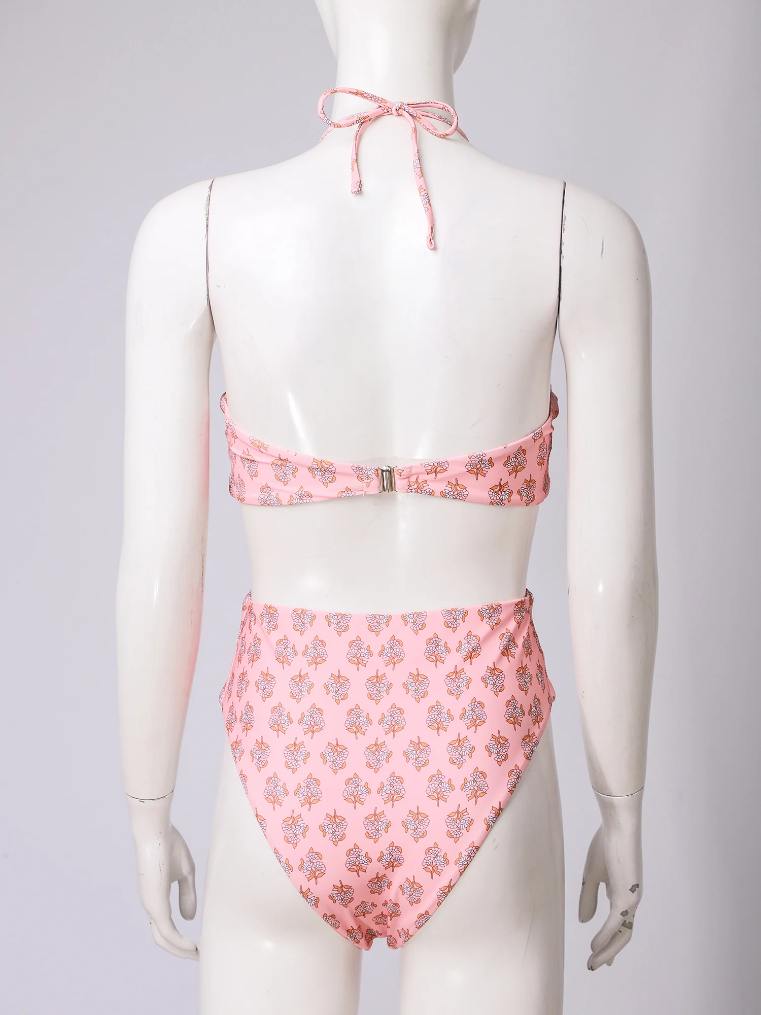 Рисунок 4 - Женский слитный купальник с цветочным принтом