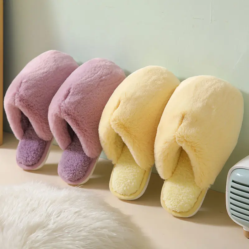 

Тапки женские домашние меховые, плюшевые массажные шлепанцы на плоской резиновой подошве, римская ткань, базовые, 2023