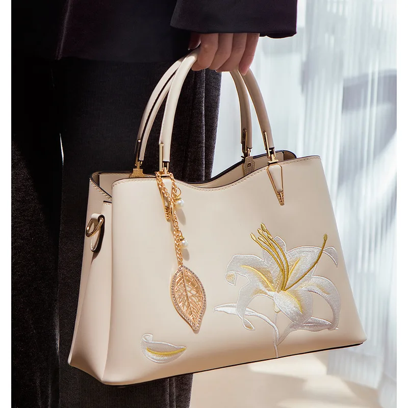 Сумка на плечо с вышивкой женская вместительный элегантный повседневный