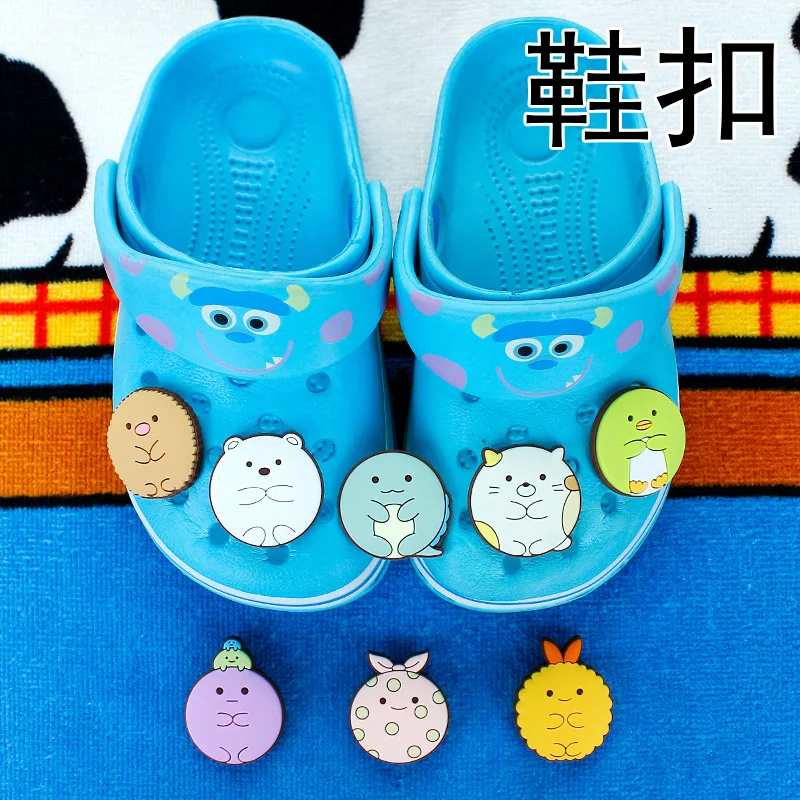 

2023 Cute Cartoont Sumikkogurashi Anime Sandals Accessories PVC Bundled White Bear Shoe Charms Decoration Kids X-mas Party Gift