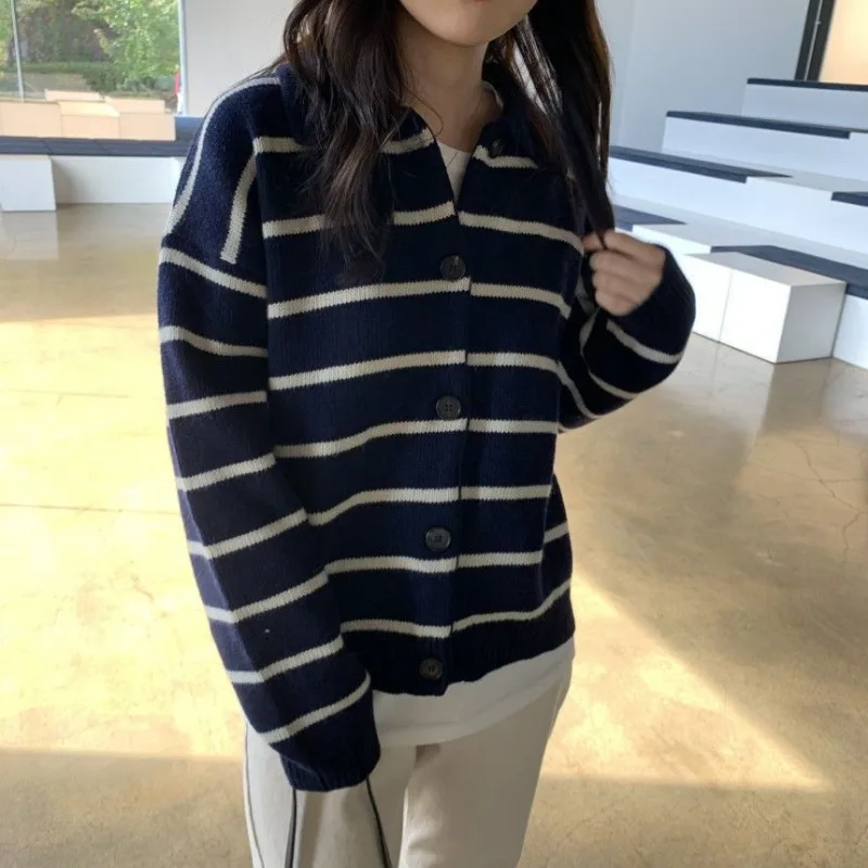 Рисунок 3 - Женский полосатый вязаный кардиган