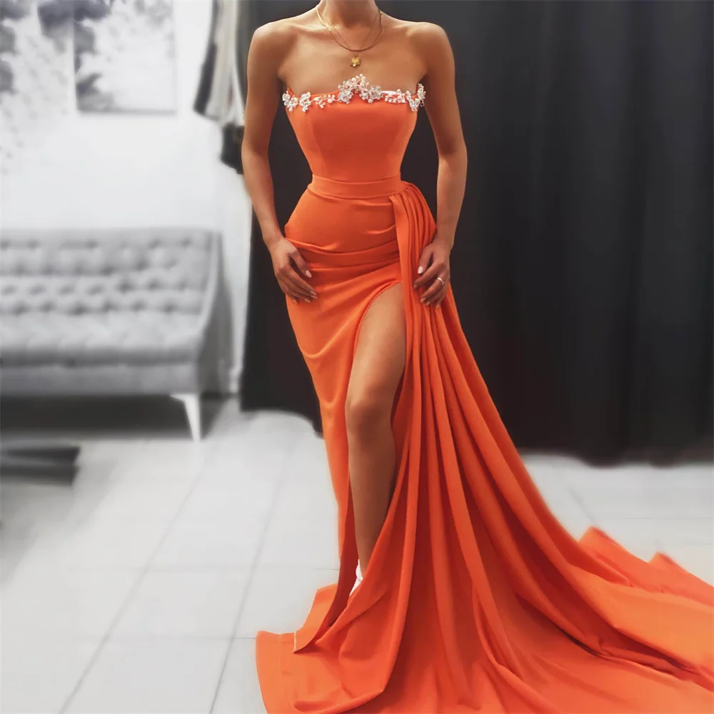 Женское вечернее платье с юбкой-годе оранжевое без бретелек высоким разрезом