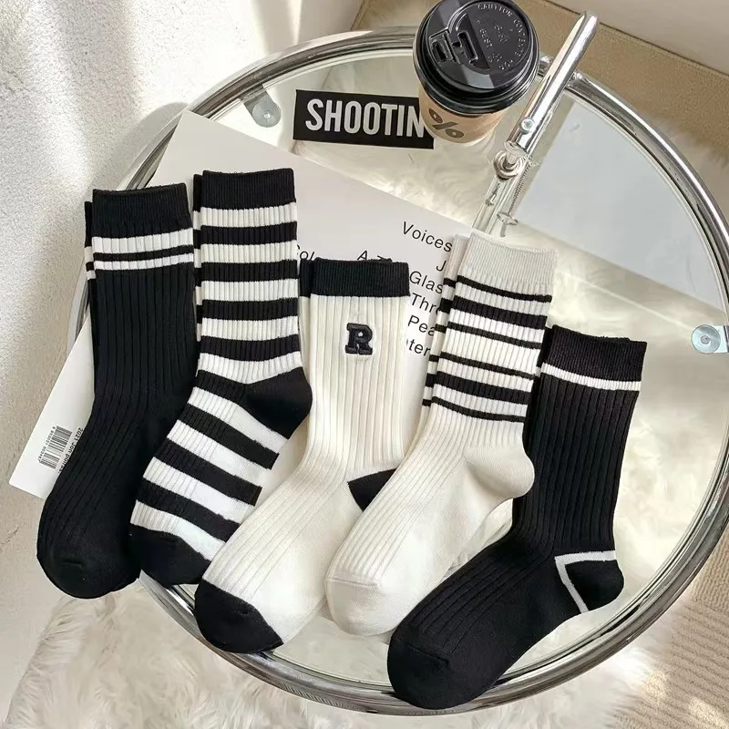 Men's and women's striped Rword casual sports socks breathable sweat absorbing cotton socks black and white color blocking style