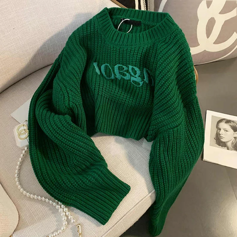 

Retro women's loose green knit for the Fall/winter 2022 season